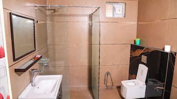 Douche, serviettes fournies, savon, shampoing