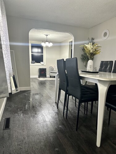  3 Bedroom 1 Bath Home with Karaoke, PS4 & Games, Sleeps 8