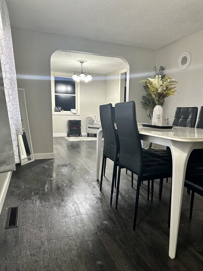3 Bedroom 1 Bath Home with Karaoke, PS4 & Games, Sleeps 8