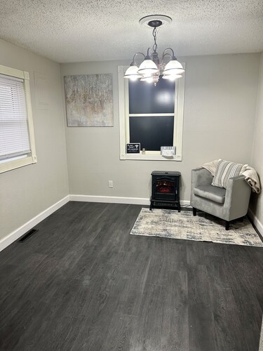  3 Bedroom 1 Bath Home with Karaoke, PS4 & Games, Sleeps 8