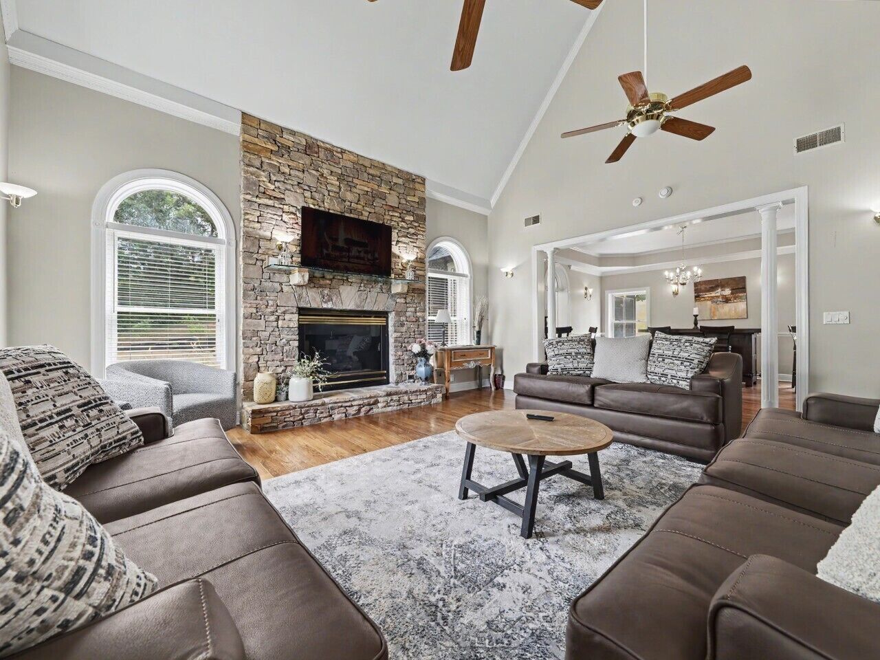 Smart TV, fireplace, stereo