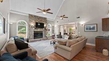 Smart TV, fireplace, stereo