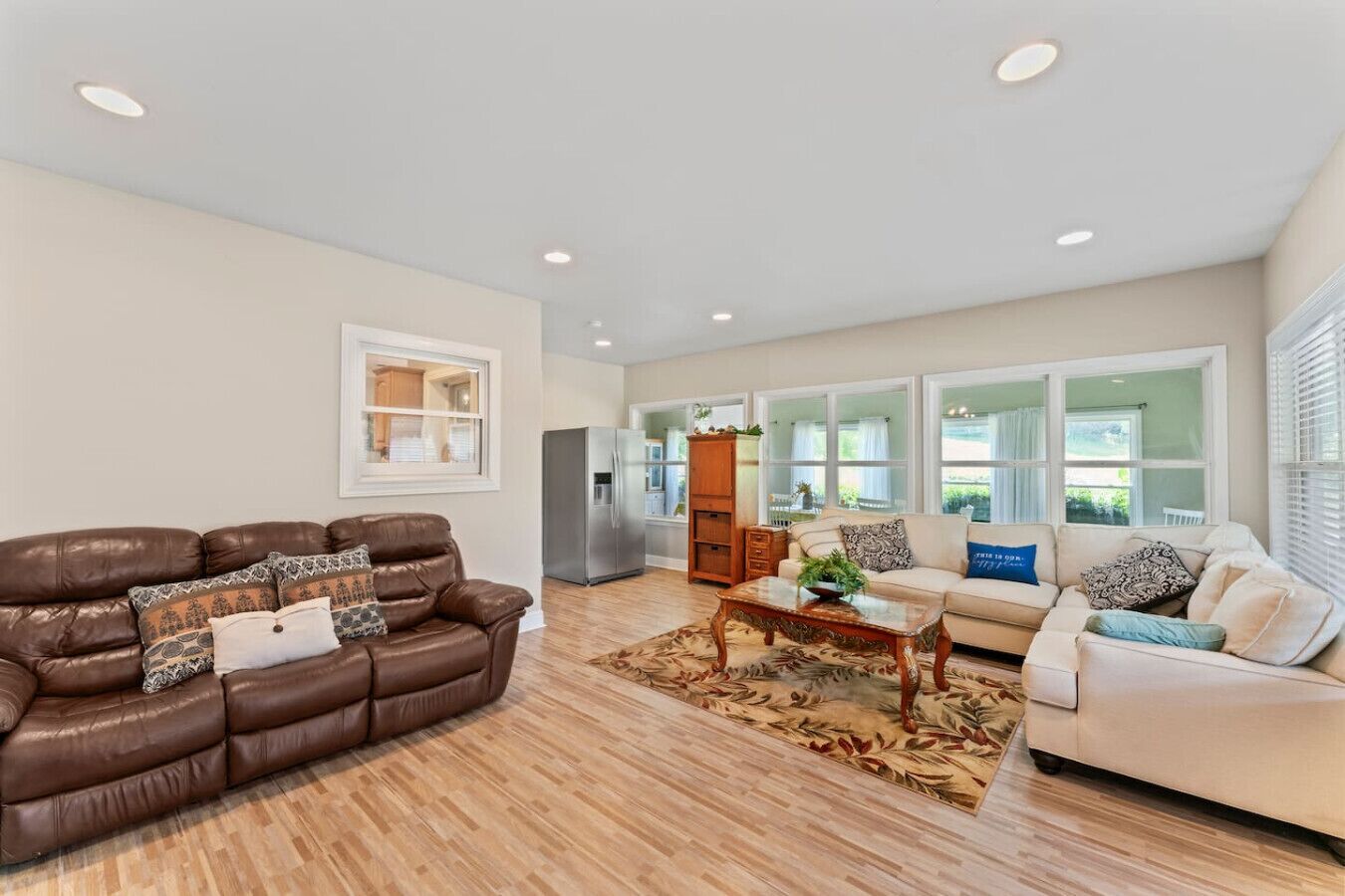 TV connectée, cheminée, chaîne hi-fi