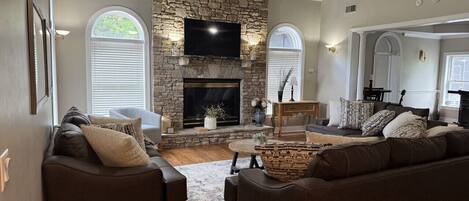 Smart TV, fireplace, stereo