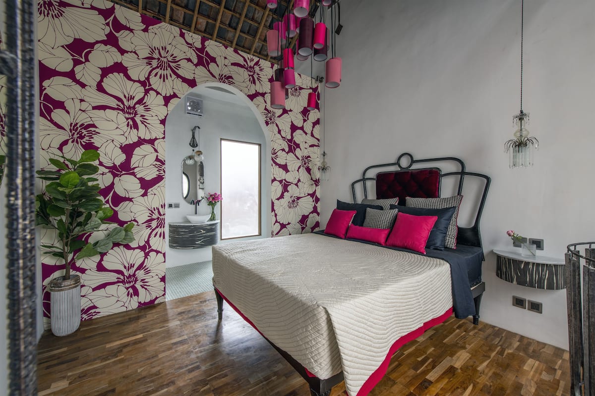 1 bedroom, individually decorated, individually furnished