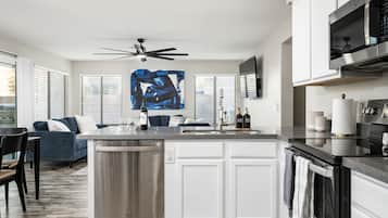 Jääkaappi, mikroaaltouuni, uuni, liesi