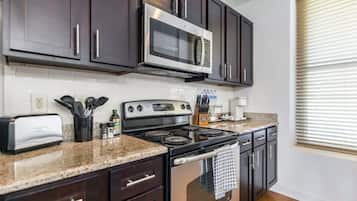 冰箱、微波炉、烤箱、炉灶