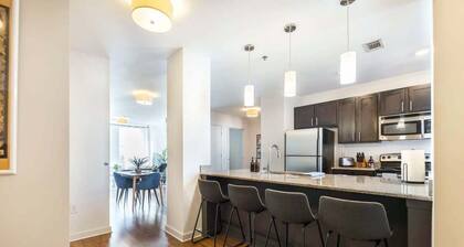 Eclectic Vibes | Steps to Shops & Cafes