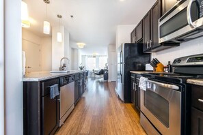 Frigorífico, microondas, horno y placa de cocina