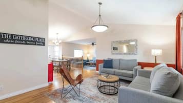 Smart-tv, bordsfotboll och böcker