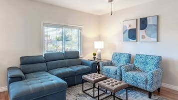 TV connectée, baby-foot, livres