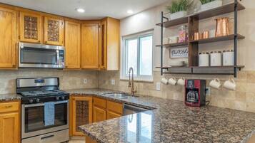 Refrigerador, microondas, horno y parrilla de estufa