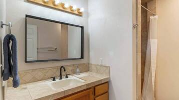 Een douche, een haardroger, handdoeken, zeep