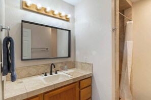 Dusj, hårføner, håndklær og såpe