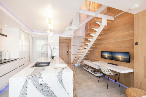 Grape Tree #10 | Luxe 2BR Ocean View Condo on Seven Mile Beach