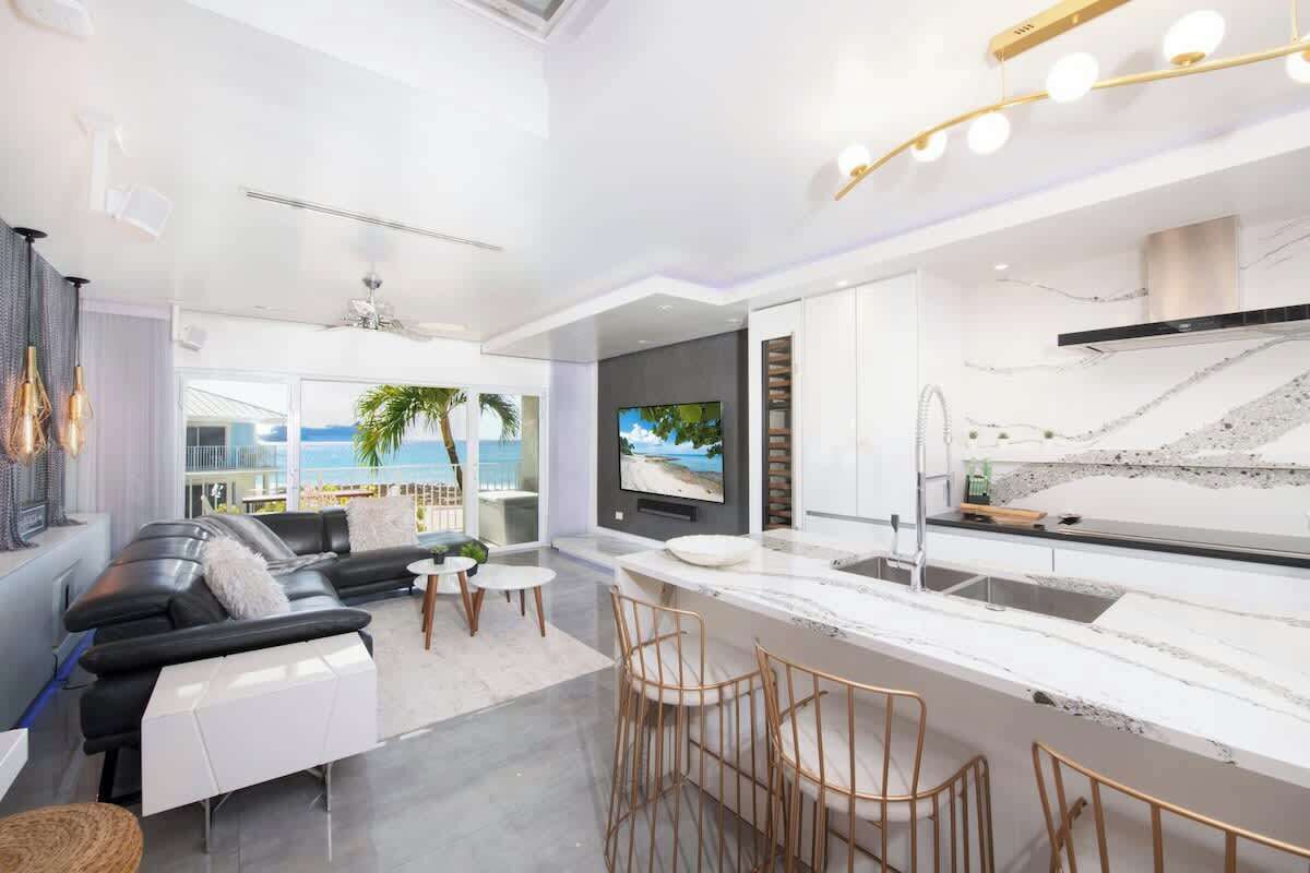 Televisión, estéreo y oficina 