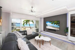 Tv, en stereo och kontor