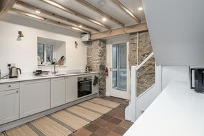 Frigorífic, microones, forn i placa de cuina