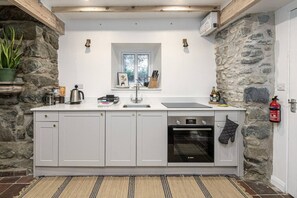 Køleskab, mikrobølgeovn, ovn, kogeplade