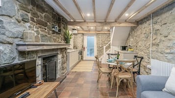 TV, caminetto, impianto stereo