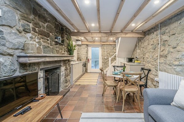 TV, fireplace, stereo