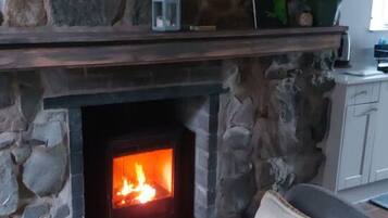 TV, lareira, aparelho de som