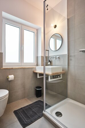 Shower, towels - Guest House 'Alte Seifensiederei - Malala' with Shared Terrace, Shared Garden and Wi-Fi (Bad Tölz)