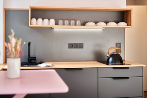 Geladeira, cooktop, cafeteira/chaleira, chaleira elétrica