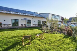 Terrace/patio - Guest House 'Alte Seifensiederei - Malala' with Shared Terrace, Shared Garden and Wi-Fi (Bad Tölz)