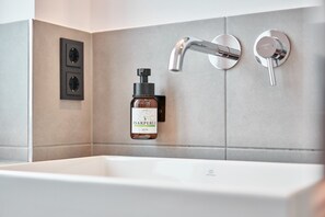 Douche, serviettes fournies