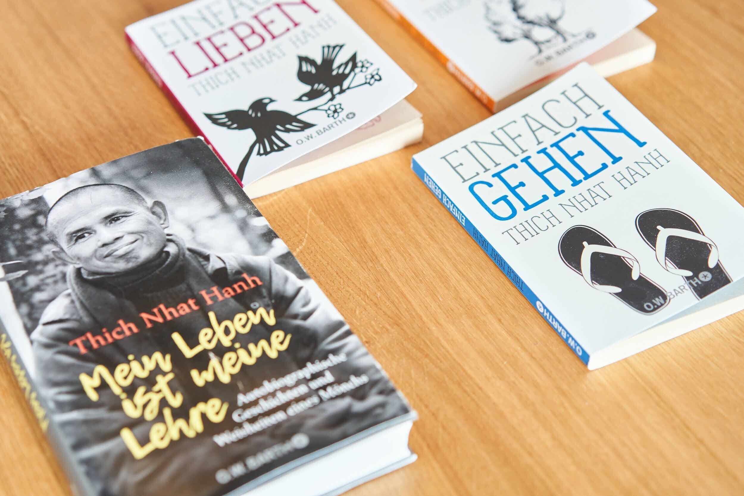 Trois livres sur une surface en bois.