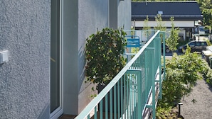 Een gebouw met een balkon, een raam en een deur.