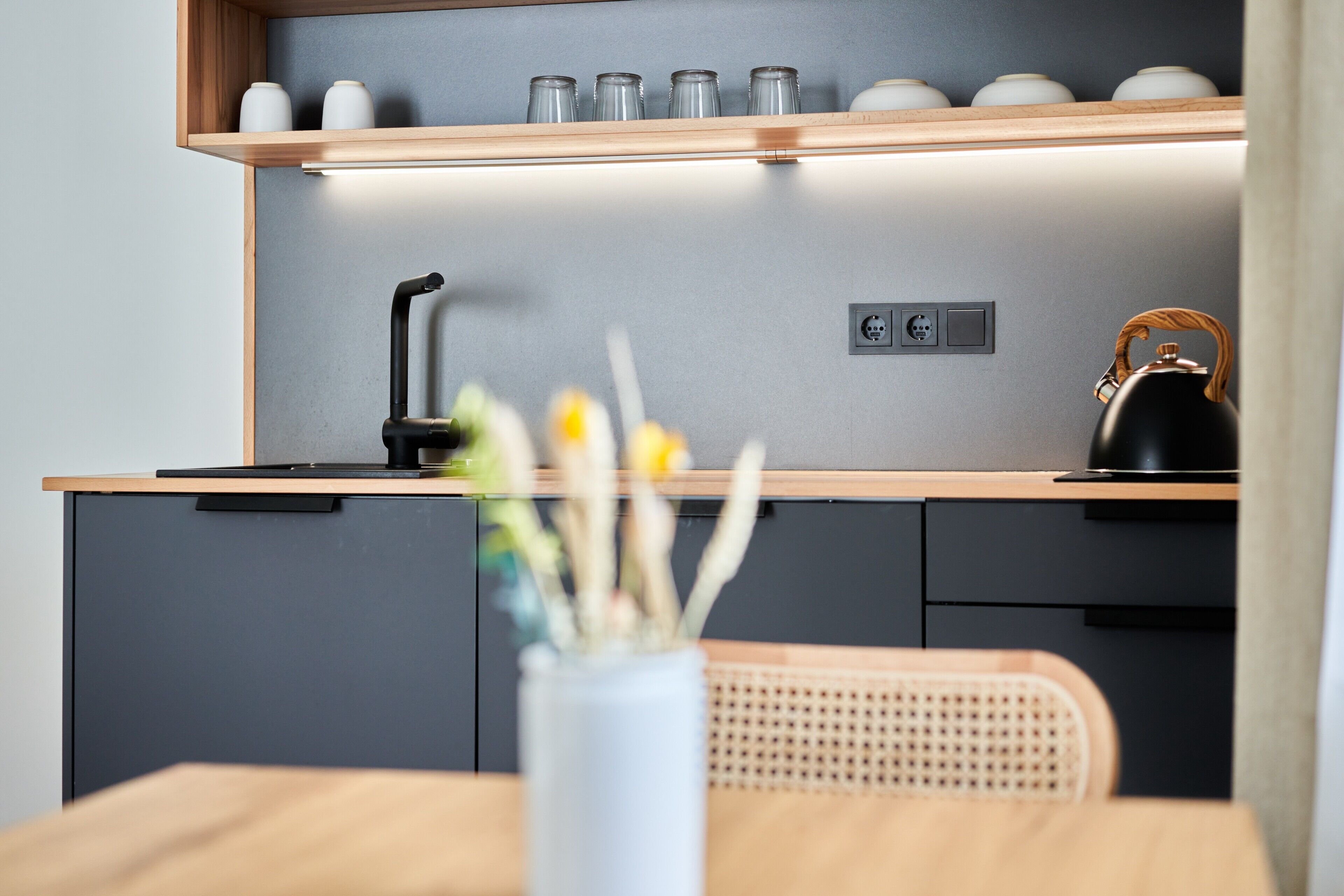Kühlschrank, Herdplatte, Wasserkocher mit Kaffee-/Teezubehör