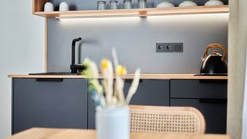 KĂŒhlschrank, Herdplatte, Wasserkocher mit Kaffee-/Teezubehör