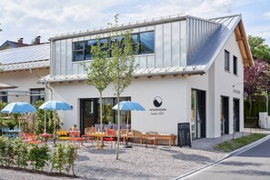 Outdoor dining - Guesthouse 'Alte Seifensiederei - Astrid' with Shared Terrace, Garden, and Wi-Fi (Bad Tölz)