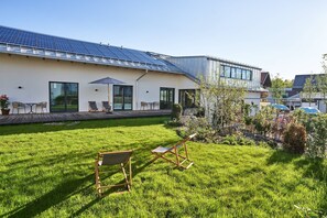 Terrace/patio - Guesthouse 'Alte Seifensiederei - Astrid' with Shared Terrace, Garden, and Wi-Fi (Bad Tölz)