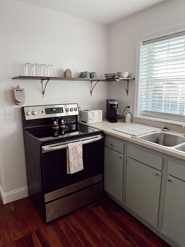 Een koelkast, een magnetron, een oven, een kookplaat