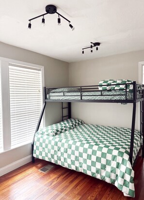 2 habitaciones, tabla de planchar con plancha, wifi y ropa de cama 