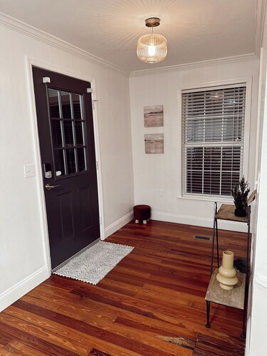 Stylish Retro cottage. Sleeps up to 7. Close to ball parks, lakes, and springs!