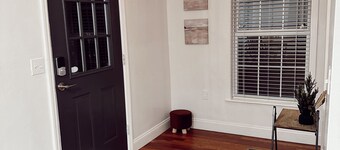 Stylish Retro cottage. Sleeps up to 7. Close to ball parks, lakes, and springs!