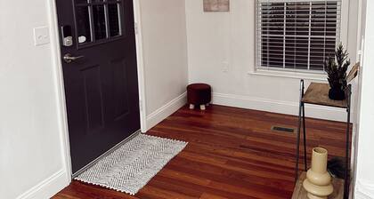 Stylish Retro cottage. Sleeps up to 7. Close to ball parks, lakes, and springs!