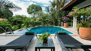 2 utendørsbassenger og solsenger