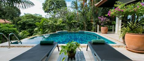 2 kolam renang terbuka, kerusi lepak pantai