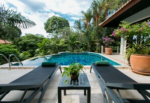 2 piscinas al aire libre, tumbonas