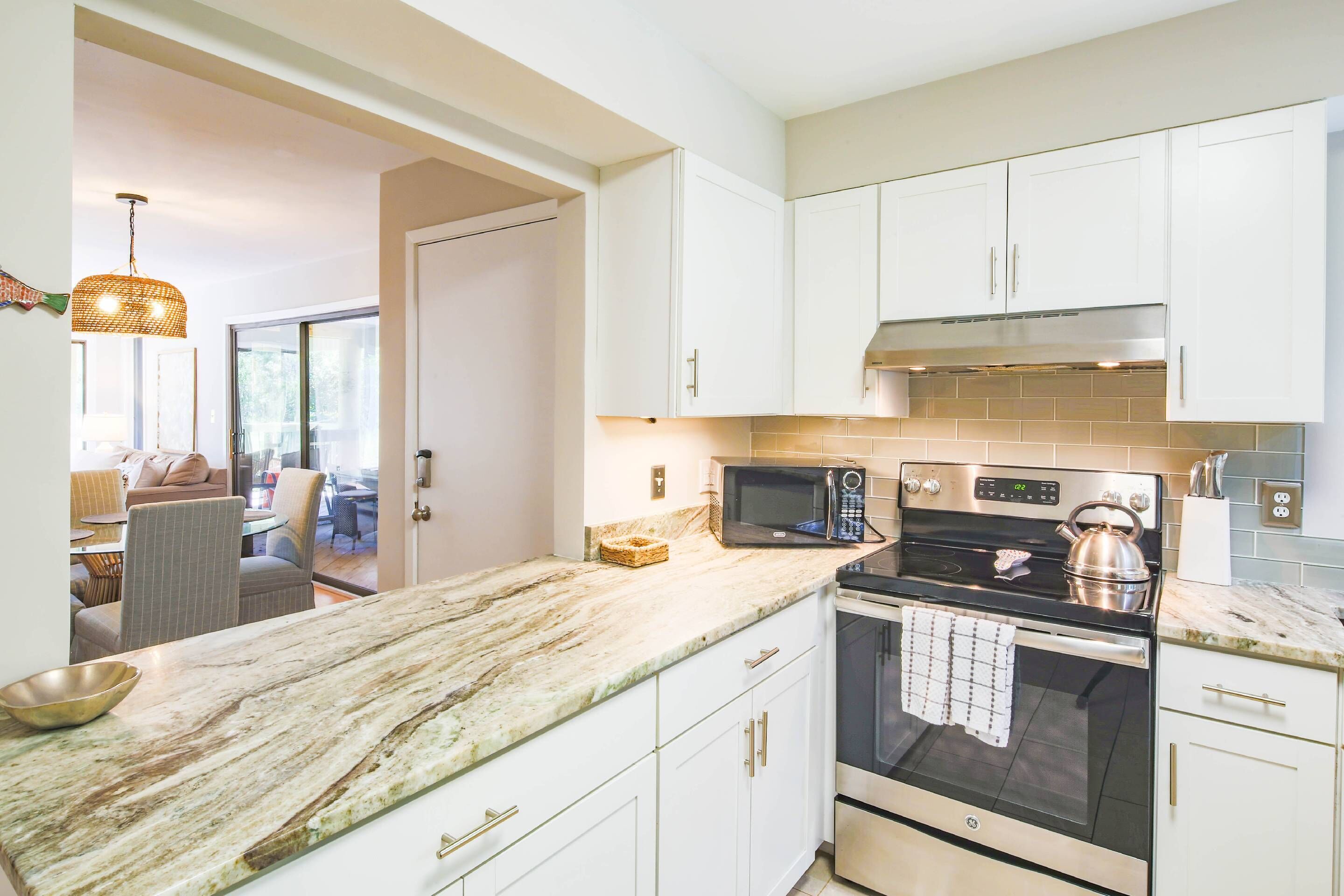 Réfrigérateur, micro-ondes, lave-vaisselle, cafetière/bouilloire