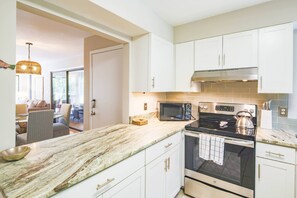 Refrigerador, microondas, lavavajillas y cafetera y tetera 