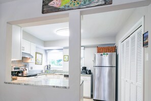 Refrigerador, microondas, lavavajillas y cafetera y tetera 