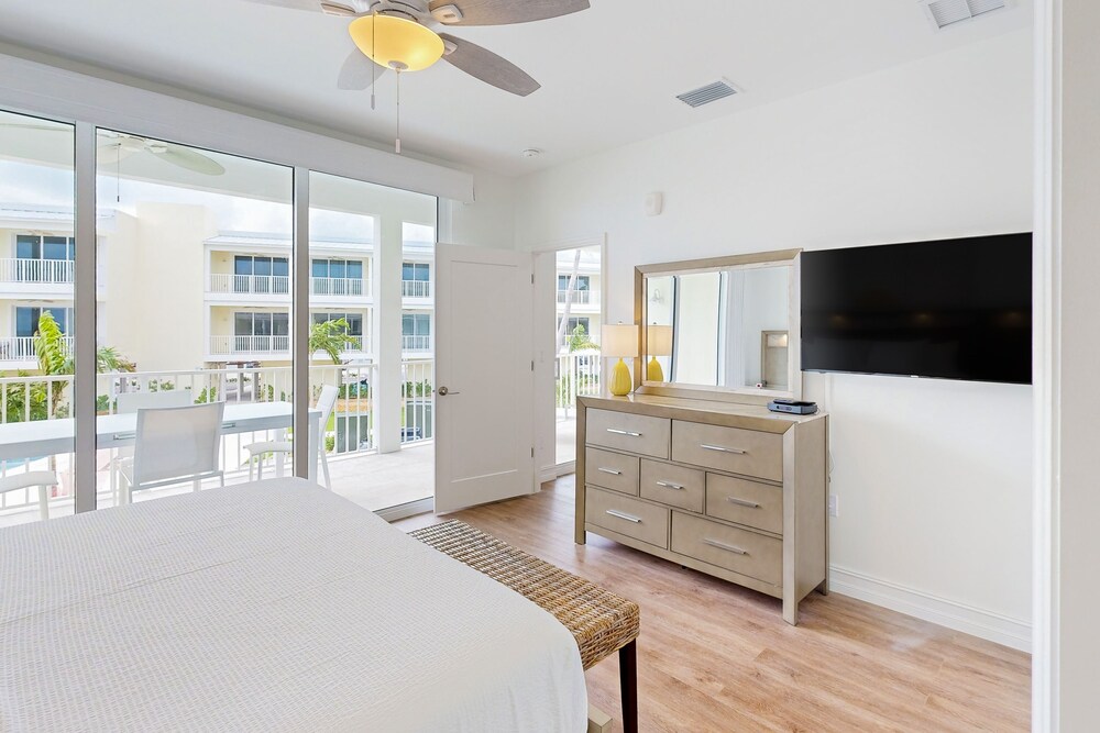 Oceanfront condo with open layout, balcony, amazing views, & outdoor