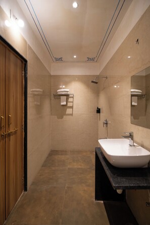 Maharaja Junior Suite | Bathroom | Shower, free toiletries, towels, soap - Amoraya — A Lake View Heritage Haveli (Old City Udaipur) (Udaipur)