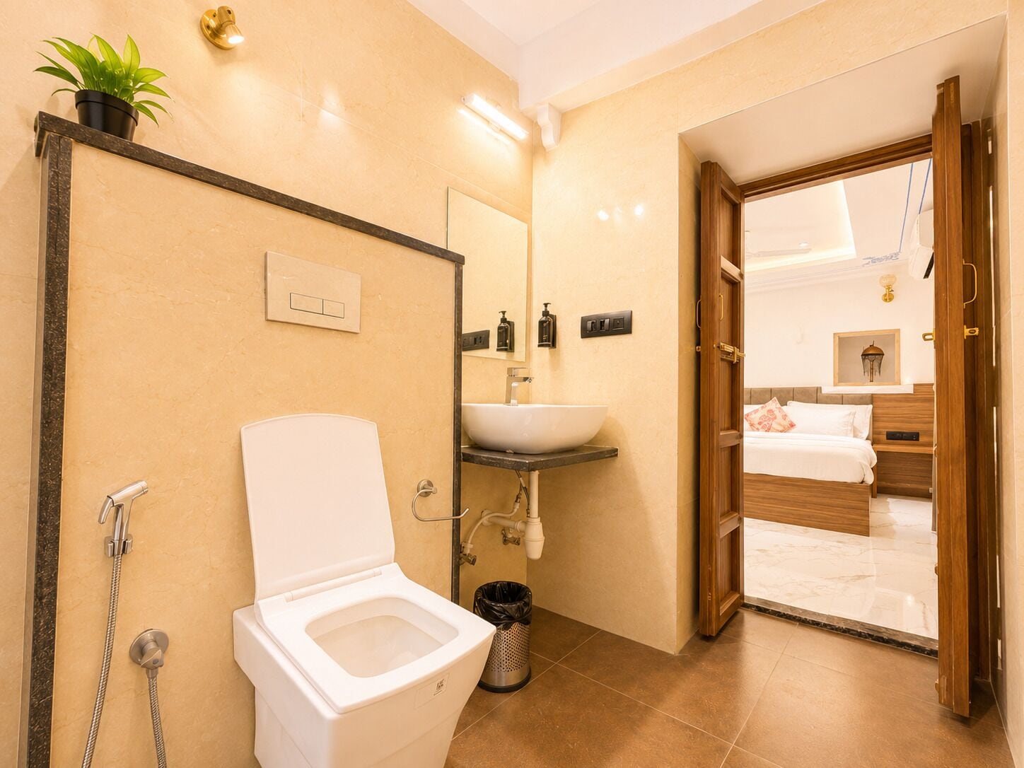 Une salle de bain avec des toilettes, un lavabo et une douche.